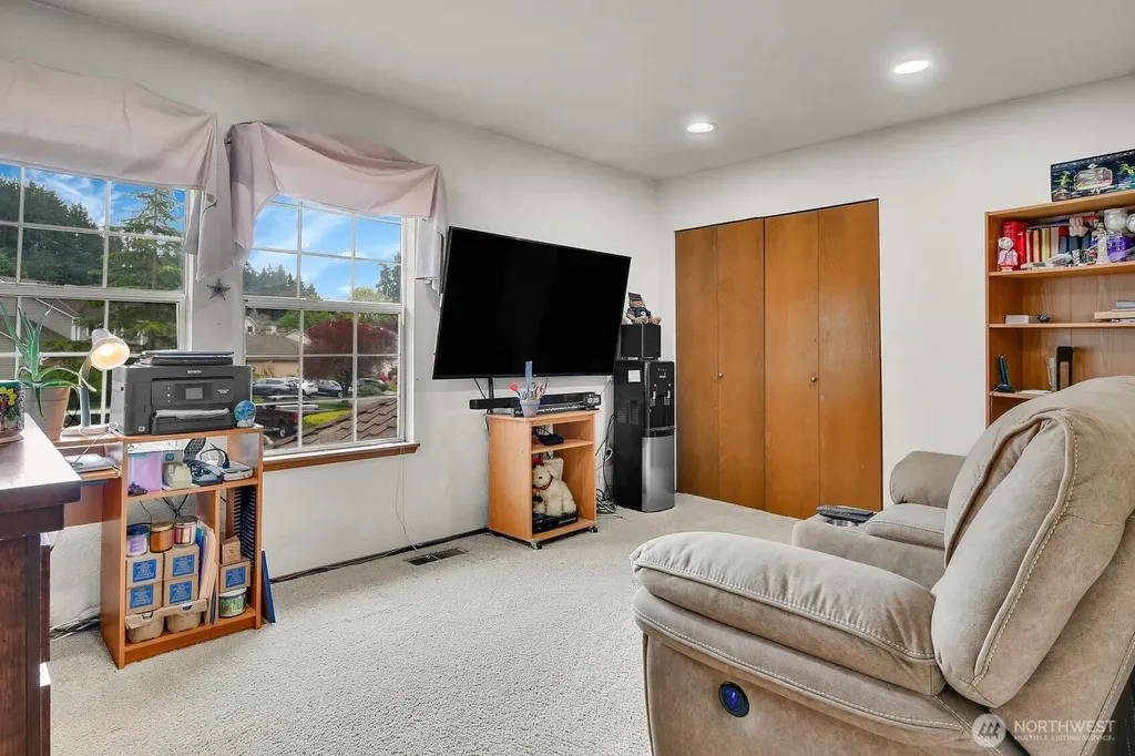 32807 12th Avenue SW Federal Way WA 98023