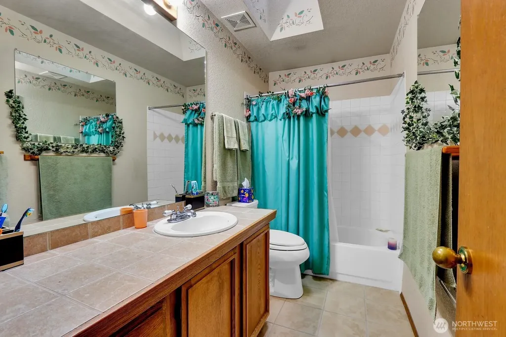 32807 12th Avenue SW Federal Way WA 98023