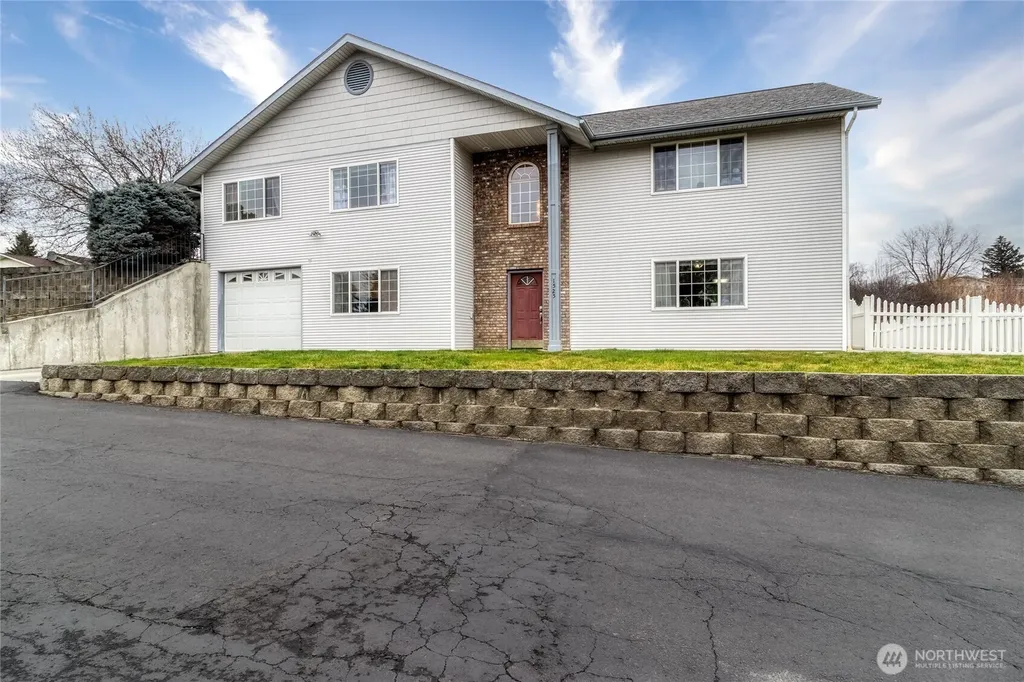 1525 SE Valley View Terrace College Place WA 99324