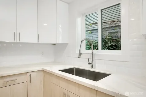 1028 Lakeview Boulevard E Seattle WA 98102