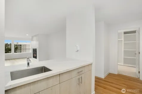 1028 Lakeview Boulevard E Seattle WA 98102