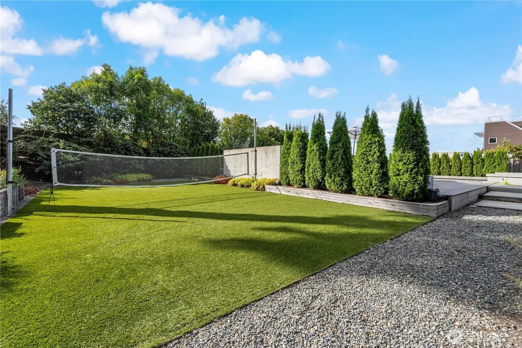 9135 NE 19th Street Clyde Hill WA 98004
