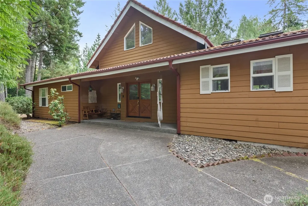 41 E Westlake Place Allyn WA 98524