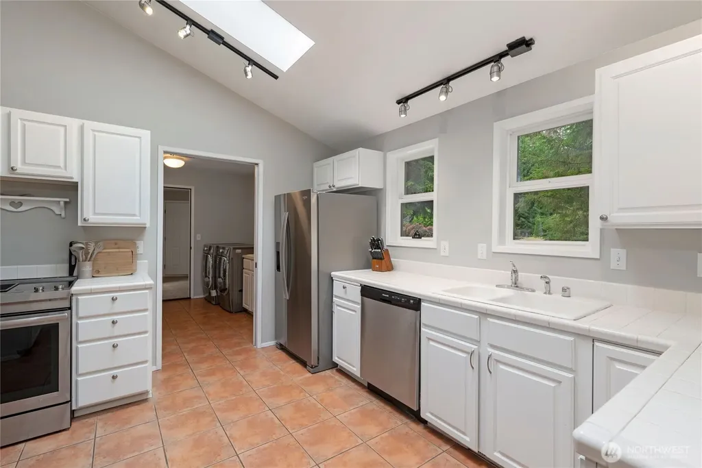 41 E Westlake Place Allyn WA 98524