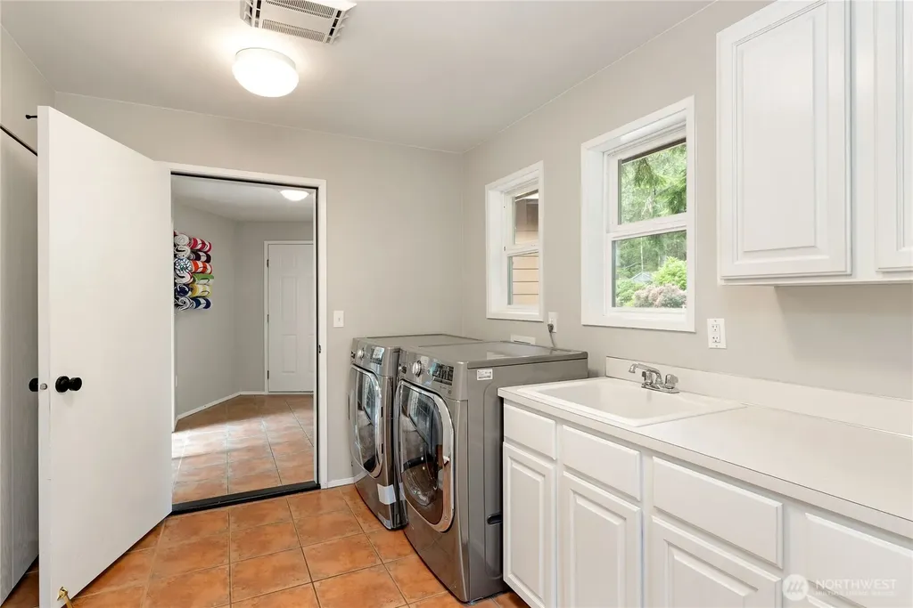41 E Westlake Place Allyn WA 98524