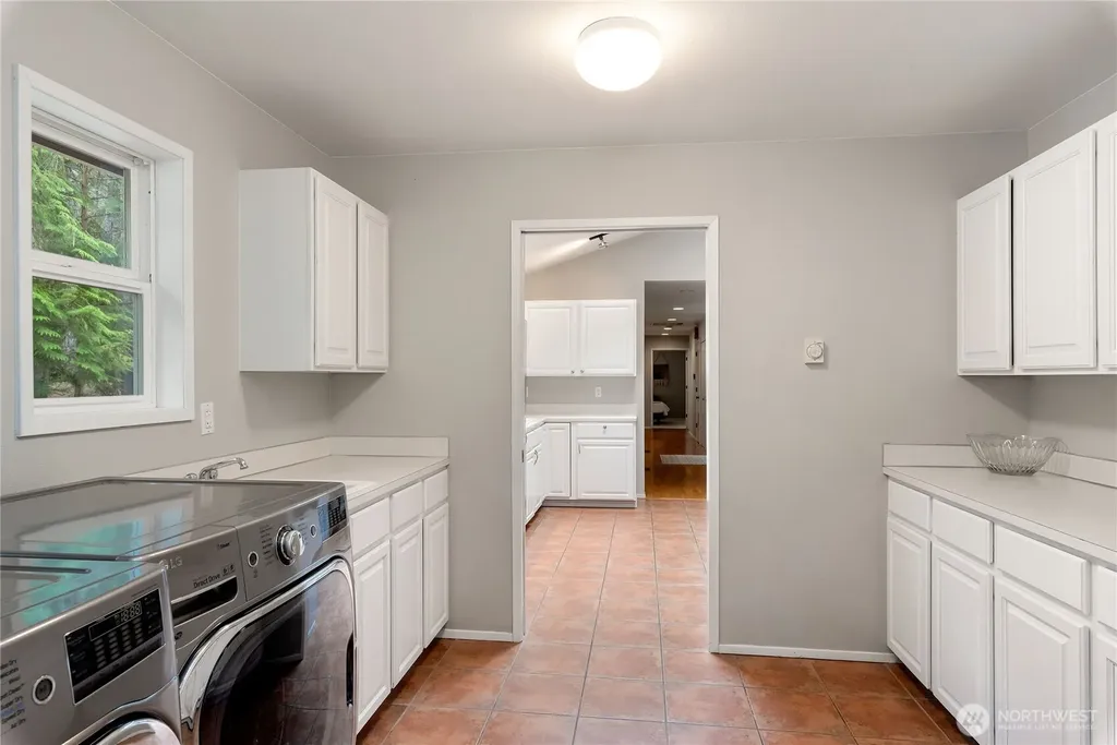 41 E Westlake Place Allyn WA 98524