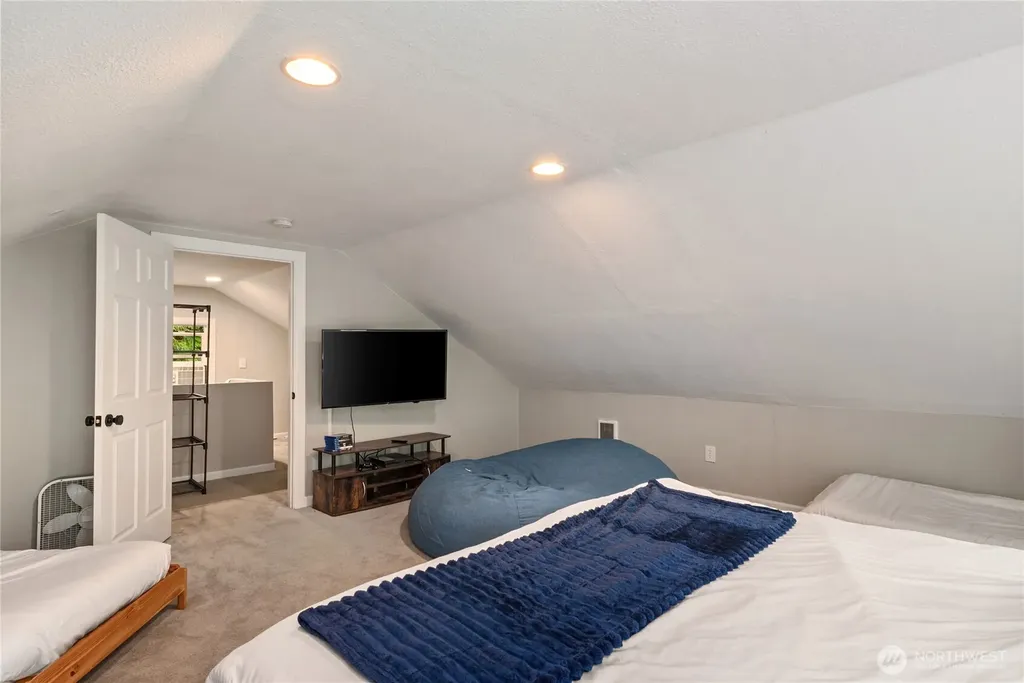 41 E Westlake Place Allyn WA 98524