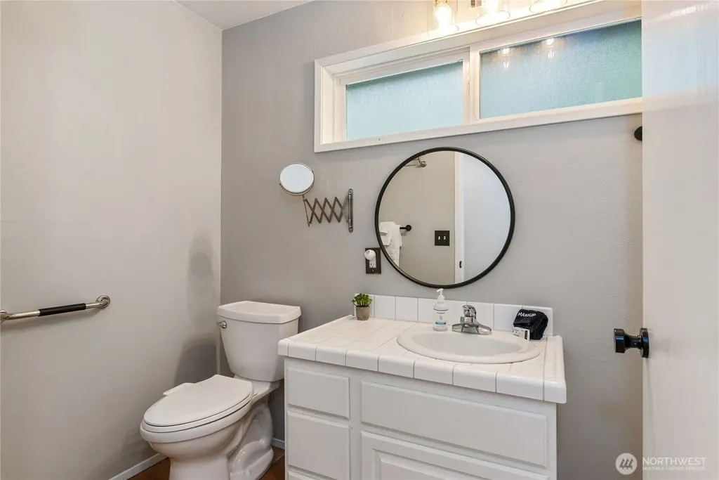 41 E Westlake Place Allyn WA 98524