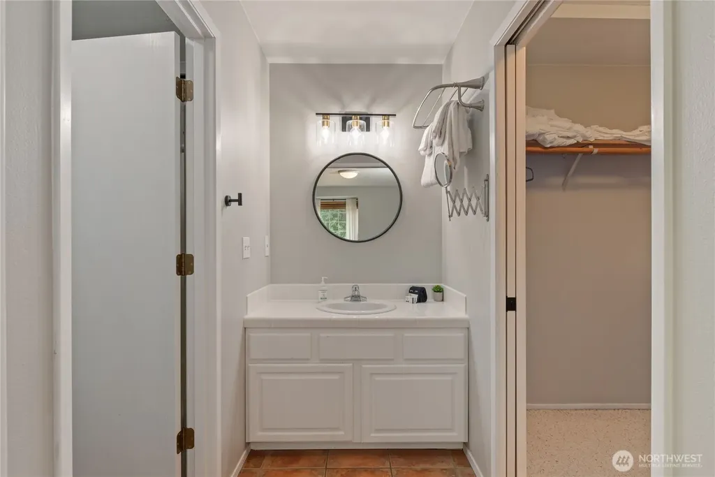 41 E Westlake Place Allyn WA 98524
