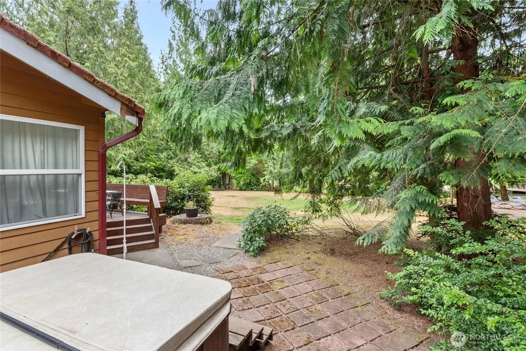 41 E Westlake Place Allyn WA 98524