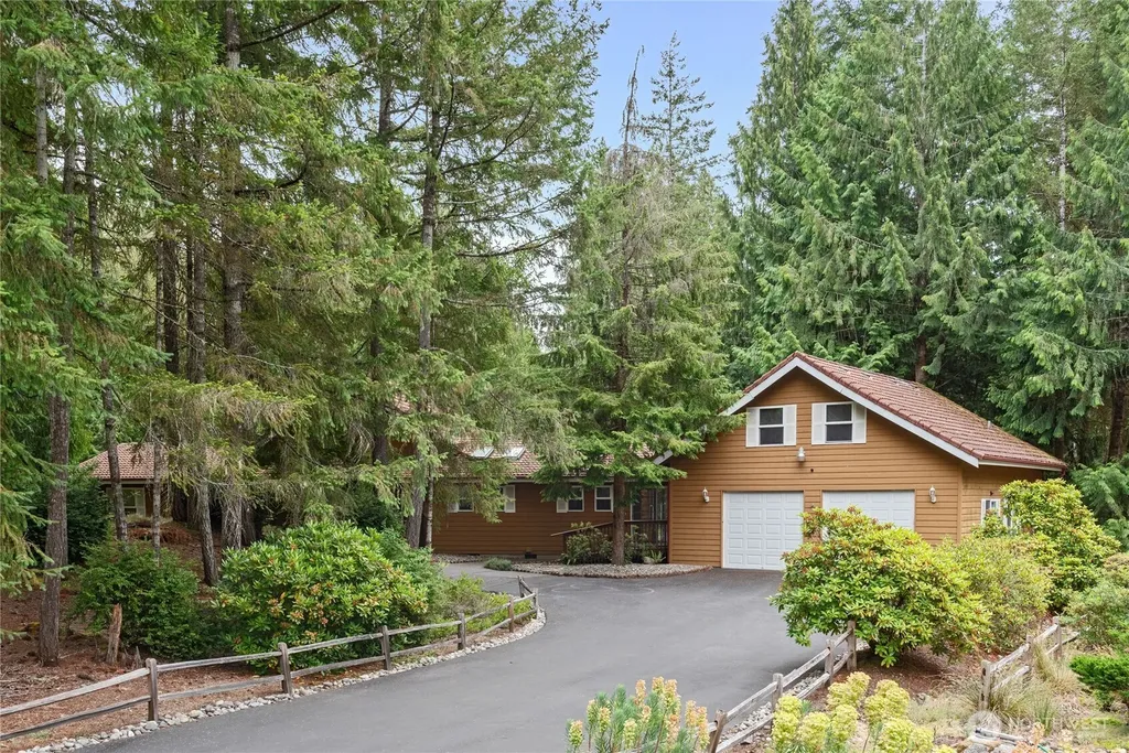 41 E Westlake Place Allyn WA 98524
