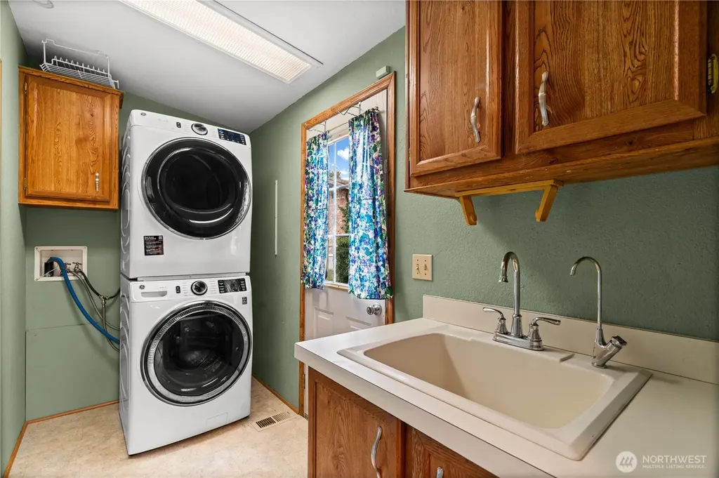 6827 Holmes Island Road SE Lacey WA 98503