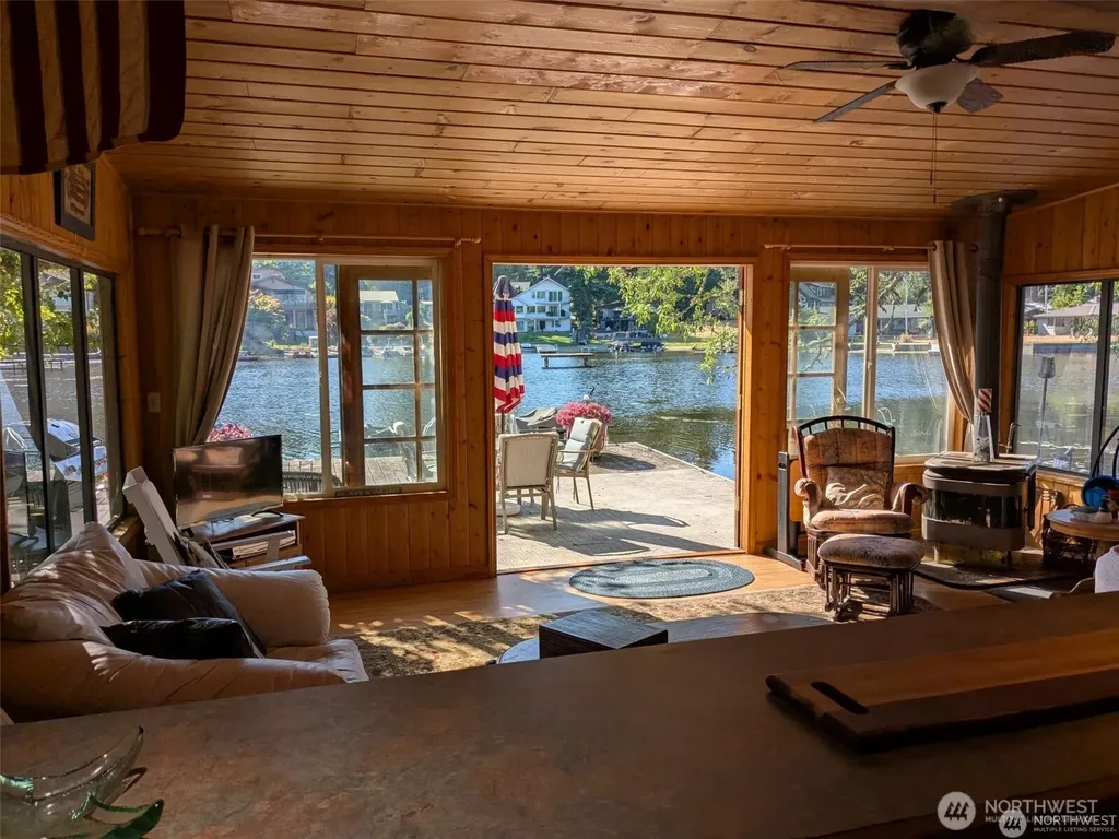 1111 Lake Sawyer Island Black Diamond WA 98010