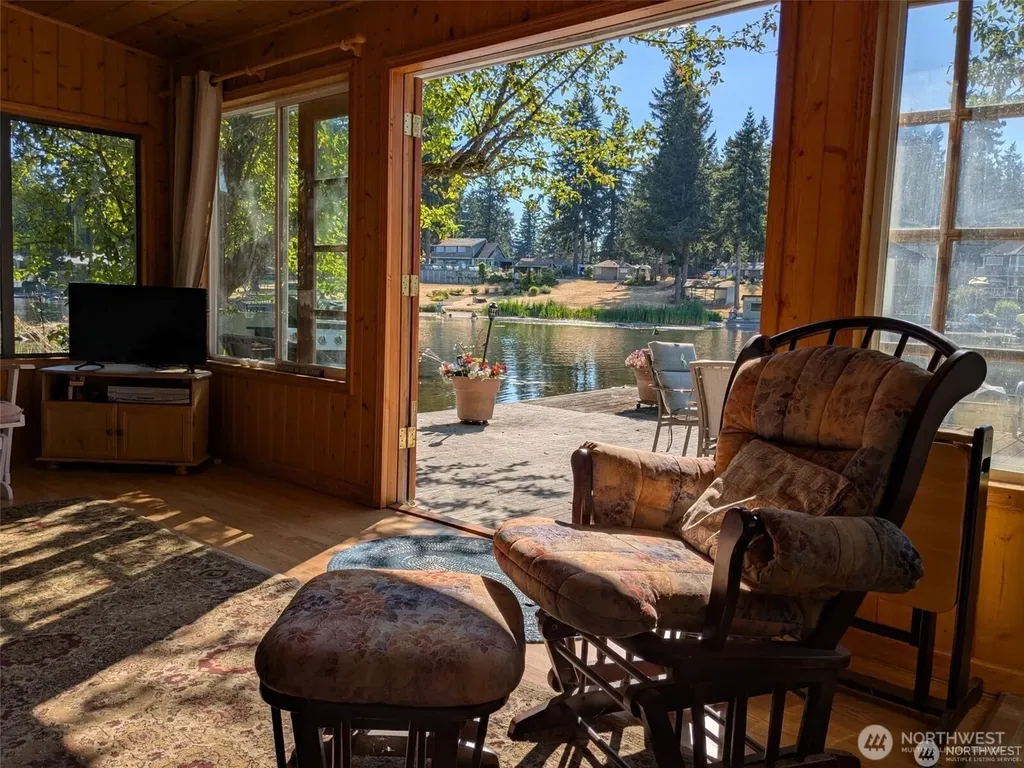 1111 Lake Sawyer Island Black Diamond WA 98010