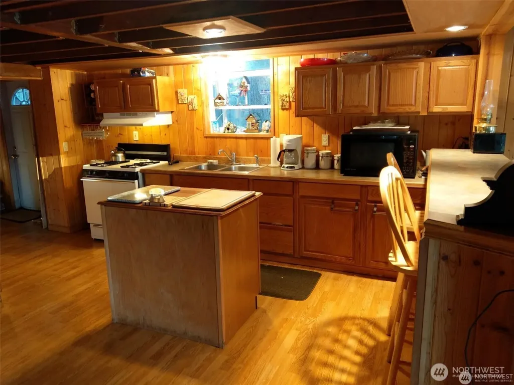 1111 Lake Sawyer Island Black Diamond WA 98010