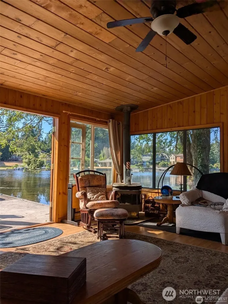 1111 Lake Sawyer Island Black Diamond WA 98010