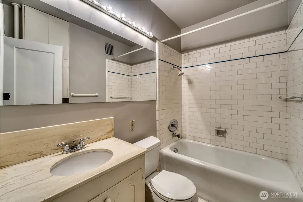 5810 Cowen Place NE Seattle WA 98105