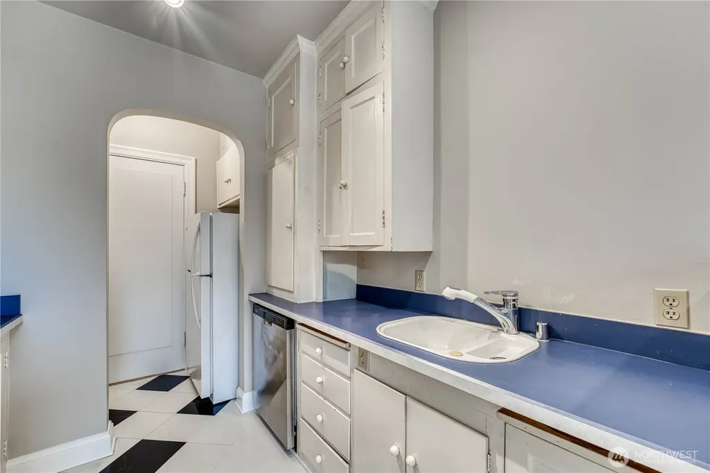 5810 Cowen Place NE Seattle WA 98105