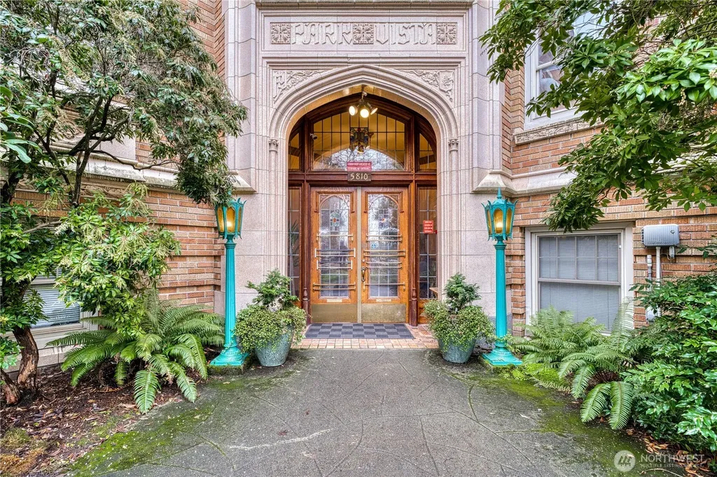 5810 Cowen Place NE Seattle WA 98105