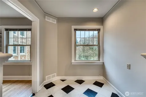 5810 Cowen Place NE Seattle WA 98105