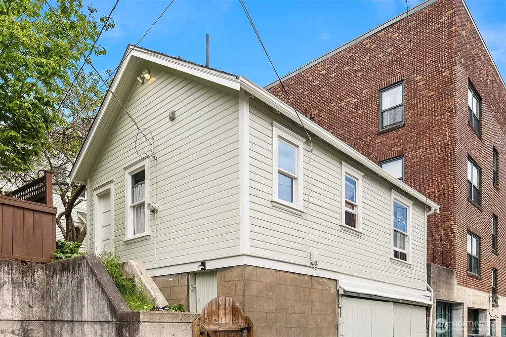 2031 Eastlake Avenue E Seattle WA 98102