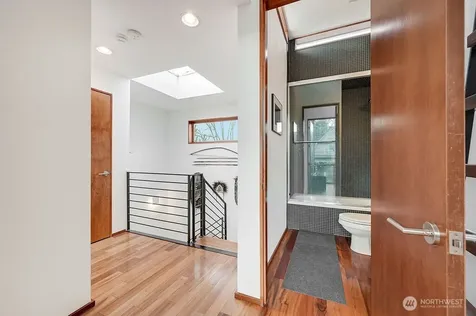 209 12th Ave E Seattle WA 98102