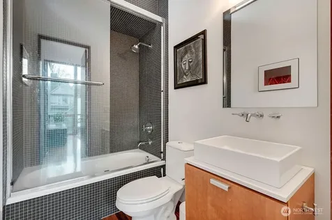 209 12th Ave E Seattle WA 98102