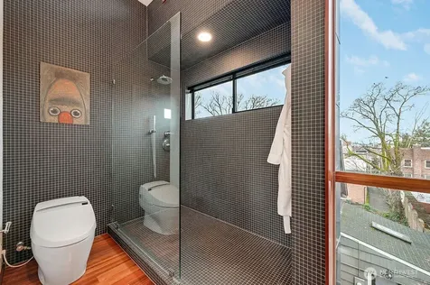 209 12th Ave E Seattle WA 98102