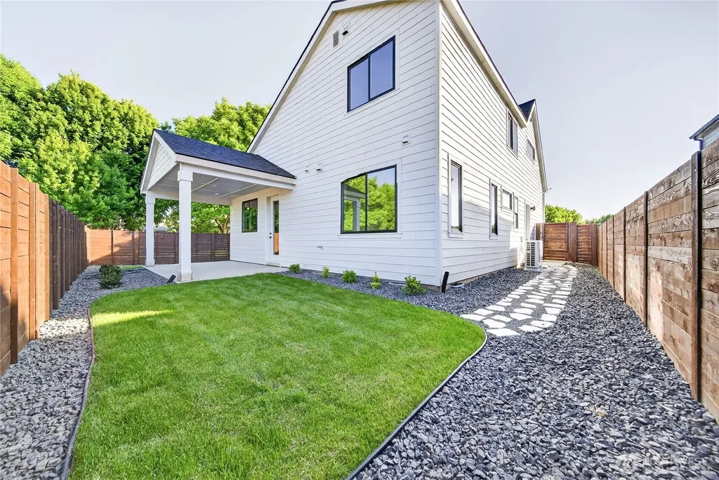 695 SE Quail Run College Place WA 99324