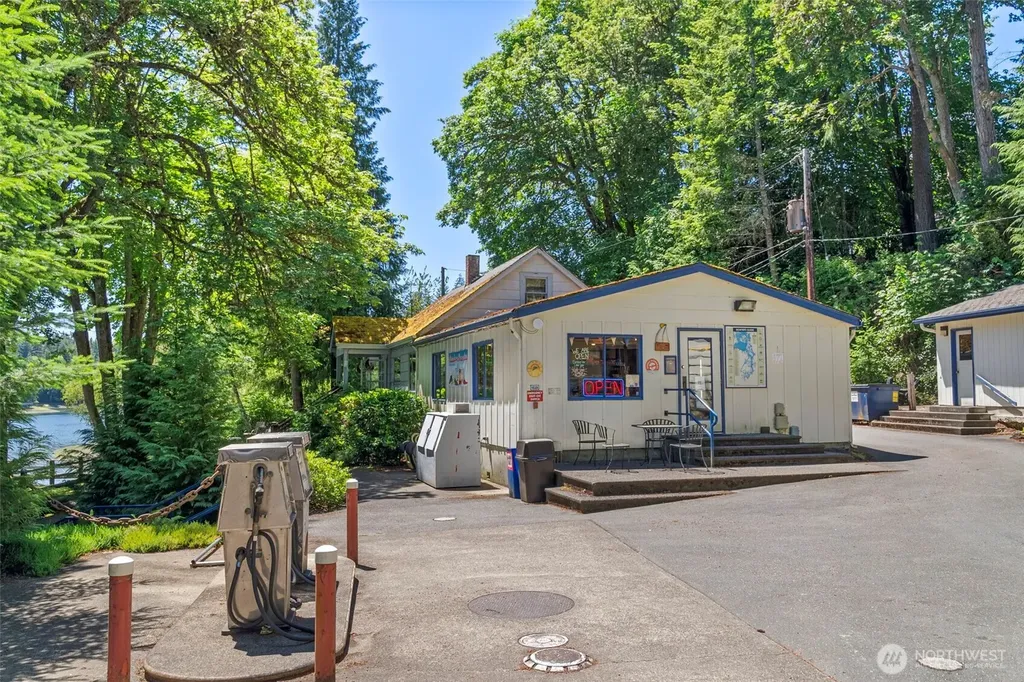 2561 E Harstine Island Road N Shelton WA 98584