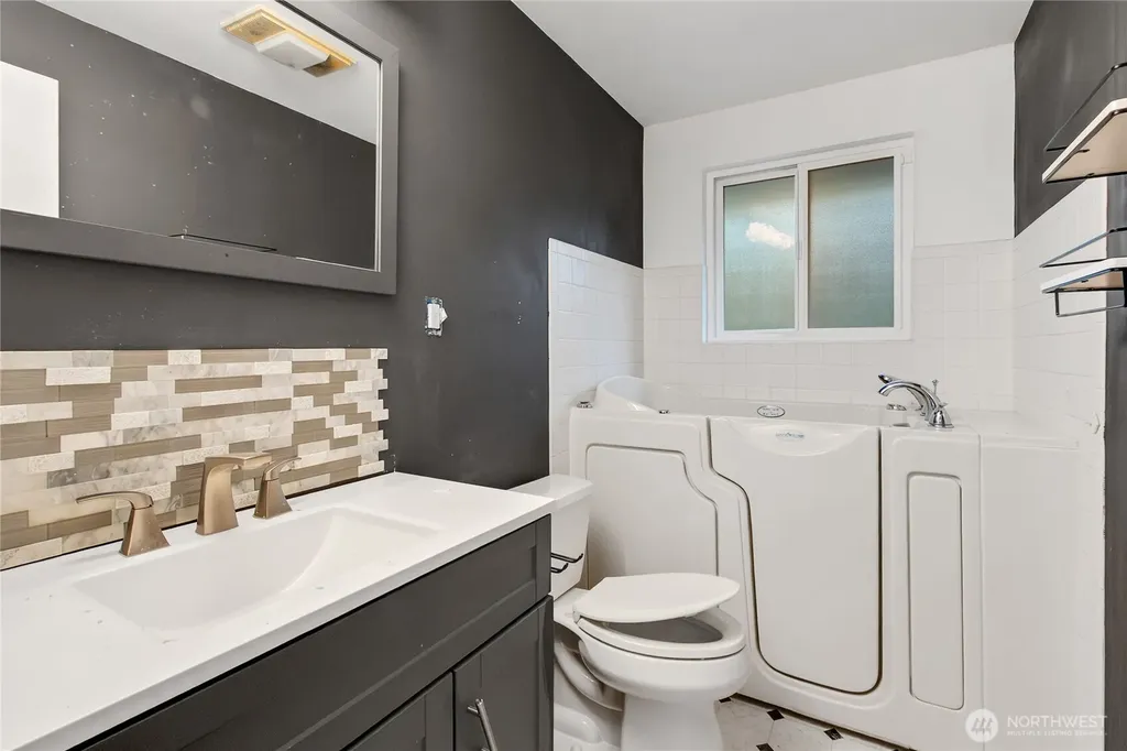 8214 Woodbourne Drive SW Lakewood WA 98499