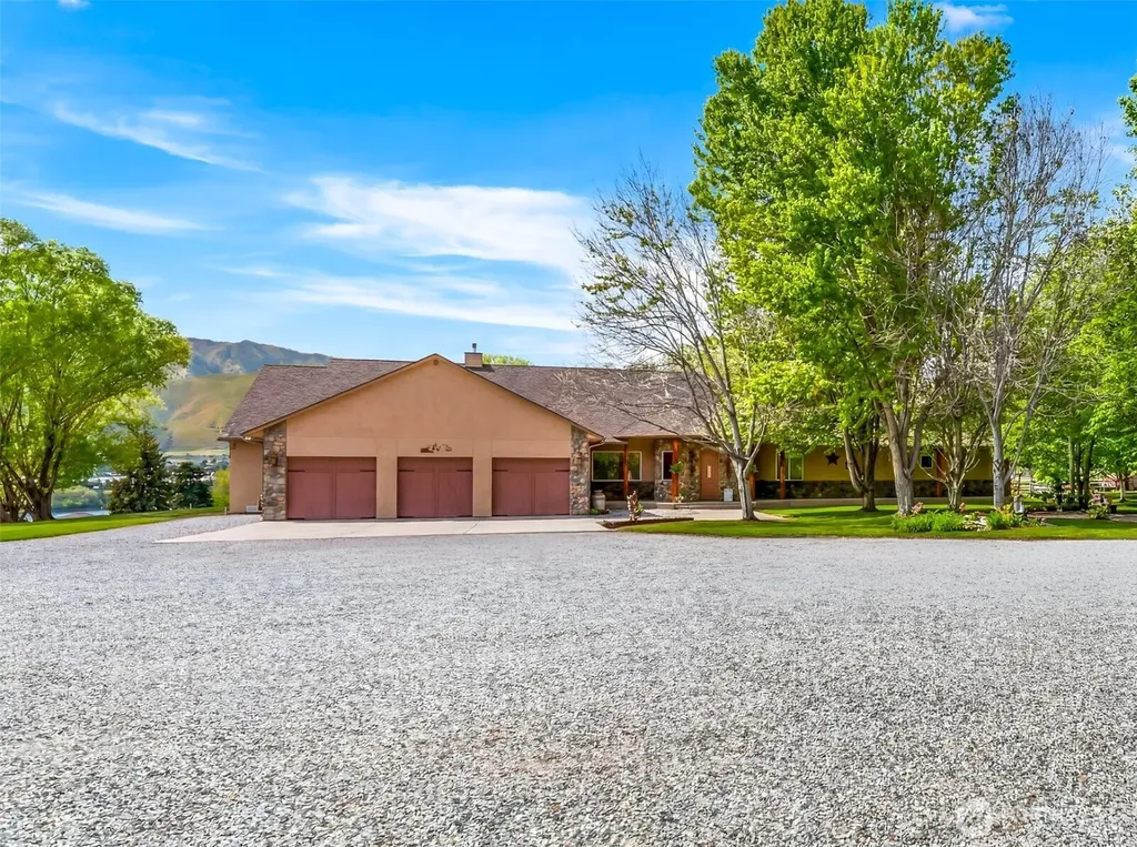 2720 NW Cascade Avenue East Wenatchee WA 98802