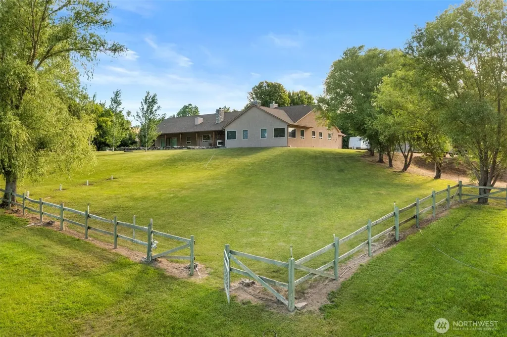 2720 NW Cascade Avenue East Wenatchee WA 98802
