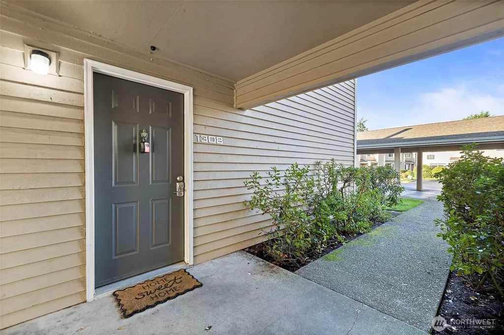 1215 S 237th Lane Des Moines WA 98198