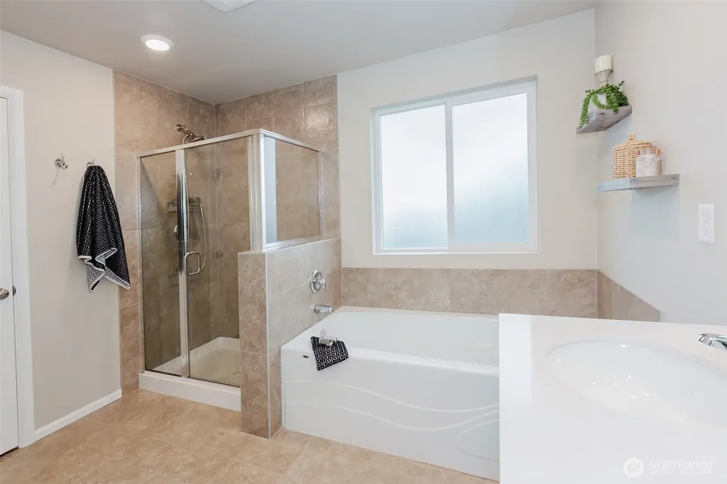 916 Baker Heights Loop Bremerton WA 98312