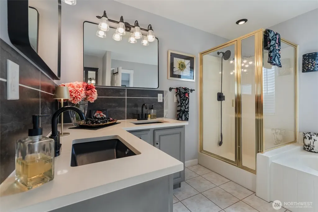 5540 SW Old Clifton Road Port Orchard WA 98367