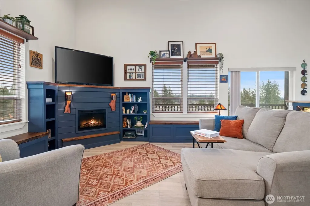17 E Sellegren Road Allyn WA 98524