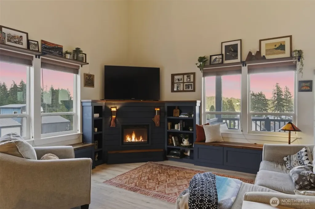 17 E Sellegren Road Allyn WA 98524