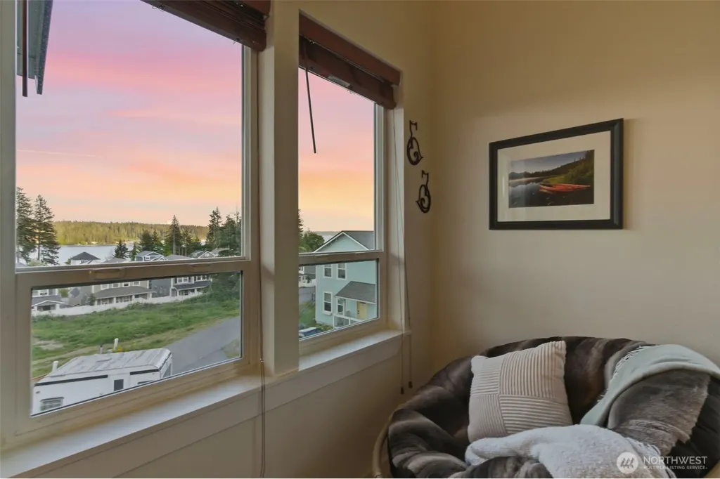 17 E Sellegren Road Allyn WA 98524