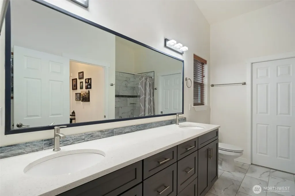 17 E Sellegren Road Allyn WA 98524