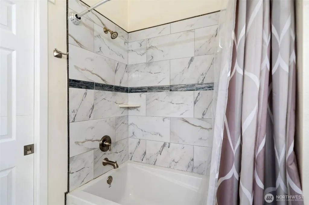 17 E Sellegren Road Allyn WA 98524
