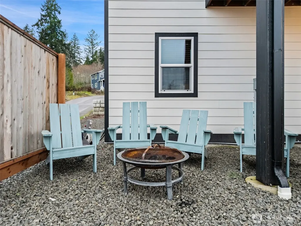 17 E Sellegren Road Allyn WA 98524