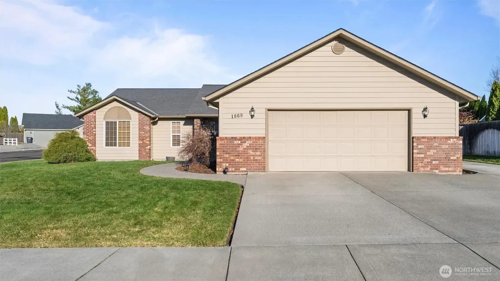 1869 SE Larch Avenue College Place WA 99324