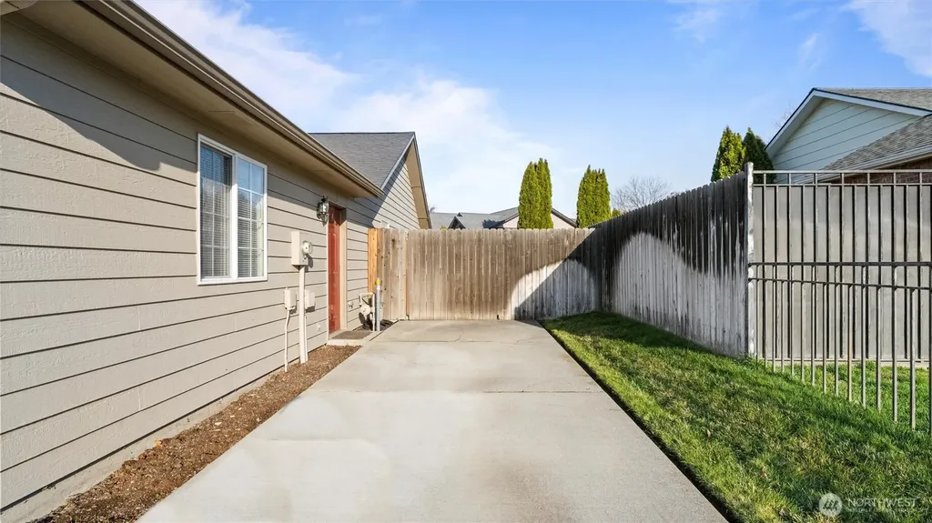 1869 SE Larch Avenue College Place WA 99324