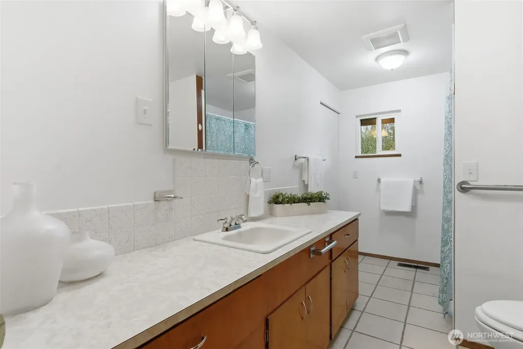 22628 Holgar Court NE Poulsbo WA 98370