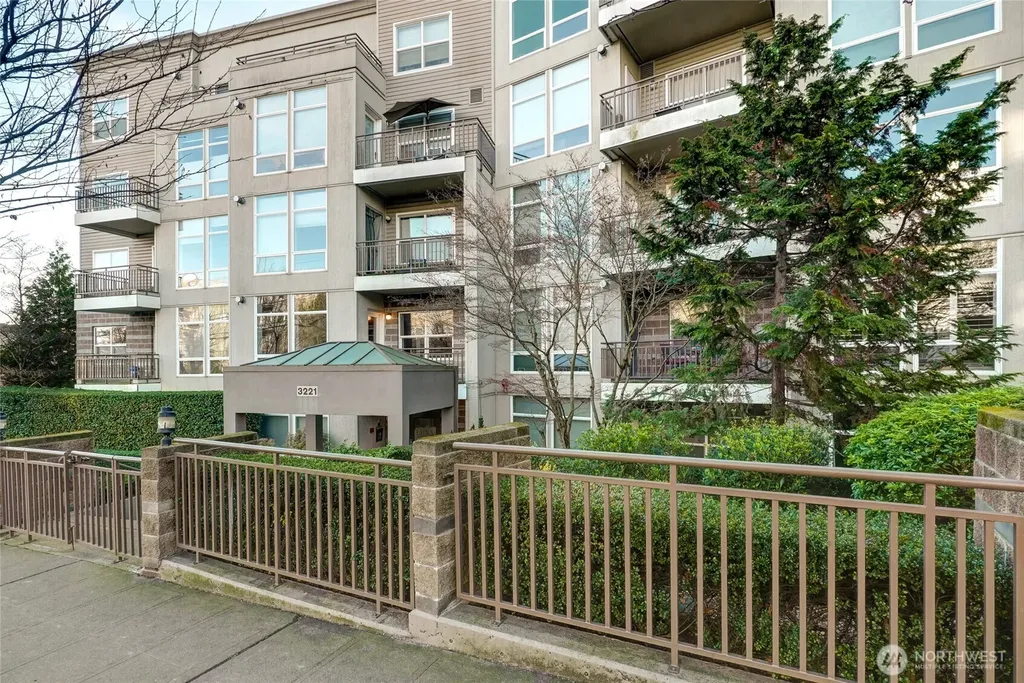 3221 SW Avalon Way Seattle WA 98126