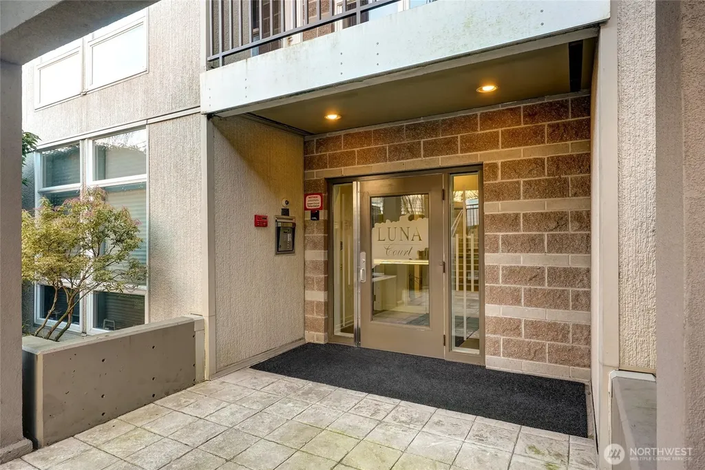 3221 SW Avalon Way Seattle WA 98126