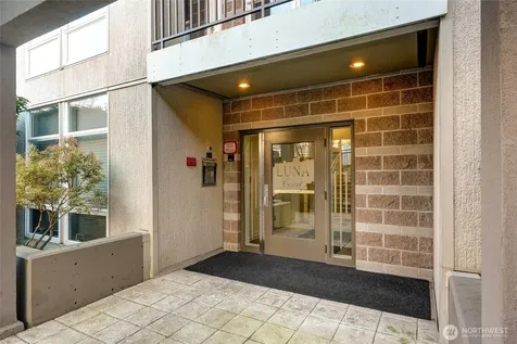 3221 SW Avalon Way Seattle WA 98126