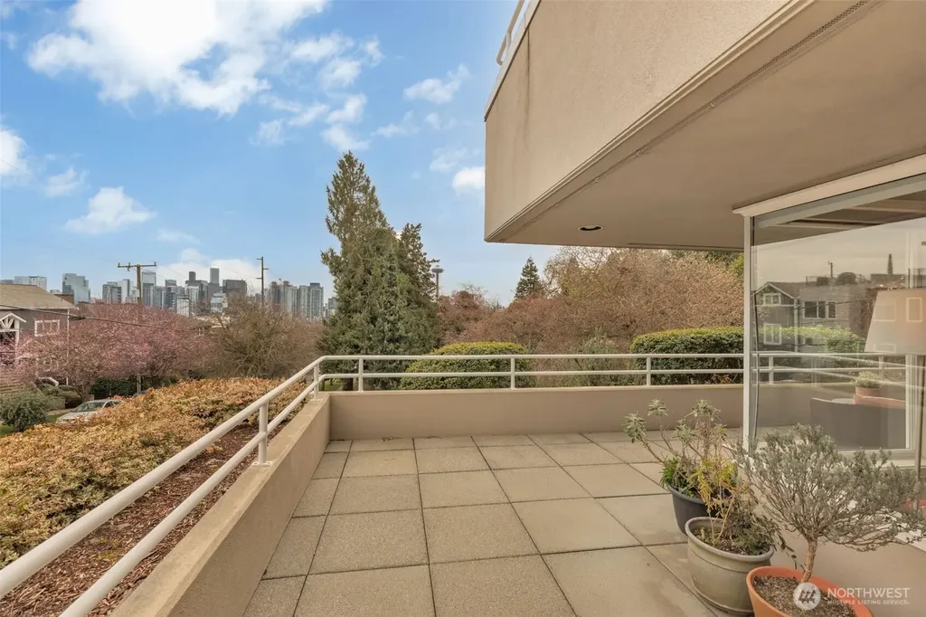 1231 5th Avenue N Seattle WA 98109