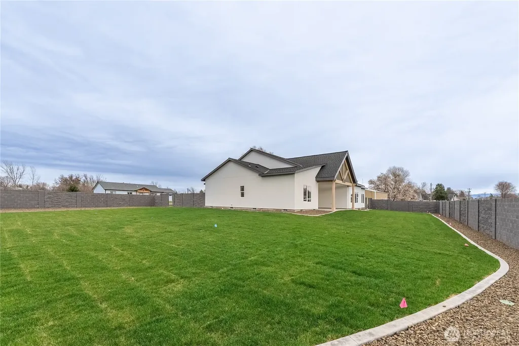 511 SW 12th College Place WA 99324